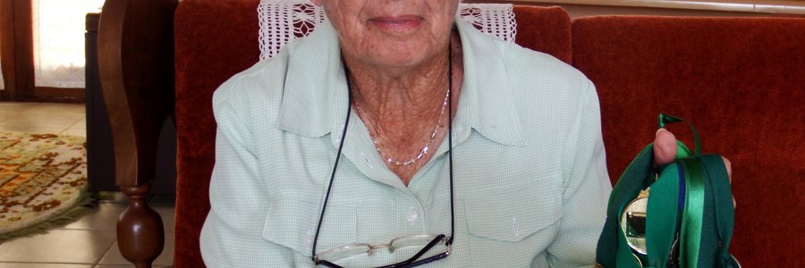 Hettie Lass (87) van De Kelders, met ‘n deel van haar silwer- en goue rolbalmedaljes